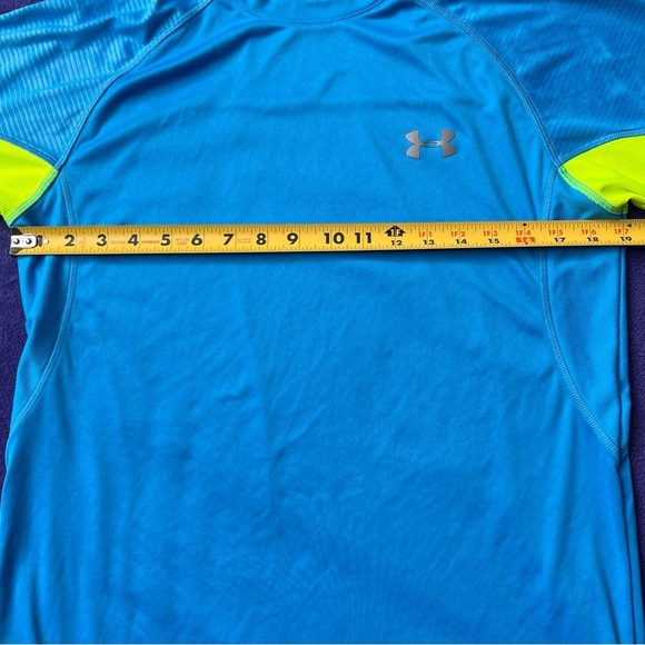 ⭐️ Under Armour Short Sleeve Running Shirt | Size Medium | ColdBlack HeatGear - Picture 9 of 9